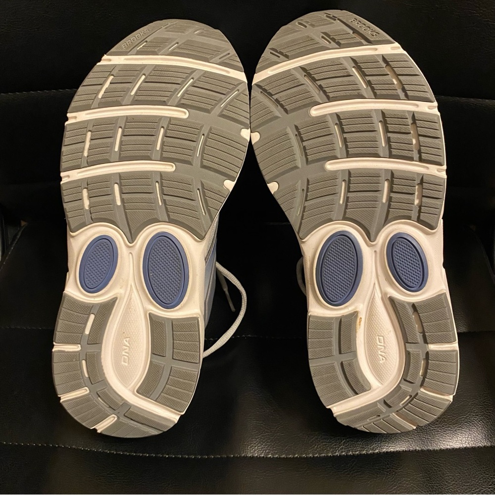 Brooks Dyad 11 Walking Shoes - Picture 9 of 12